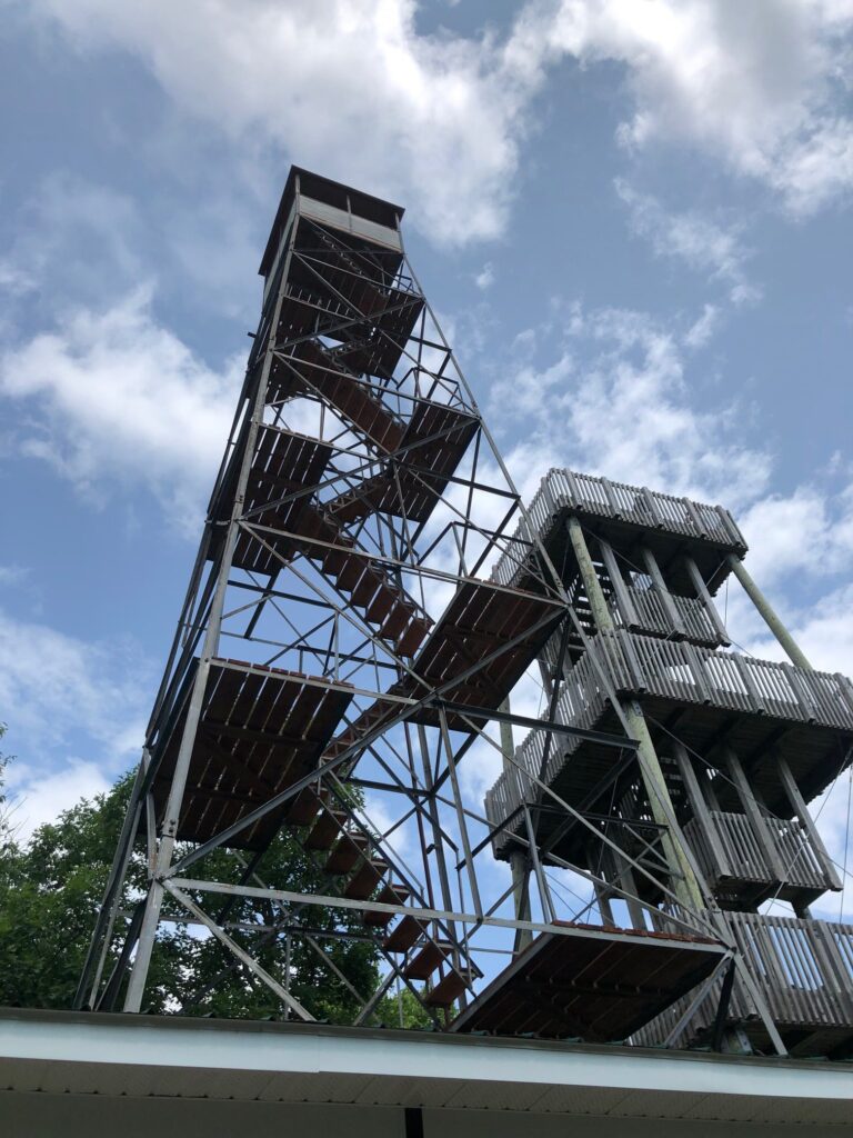 Vue du bas de la tour du Mont Morissette, montrant les escaliers métalliques grimpant vers le ciel.